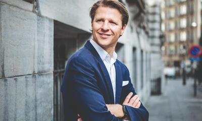 Axel kijkend