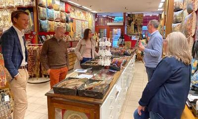 Axel Ronse en Maaike De Vreese leggen vinger aan de pols bij Brugse souvenirwinkels