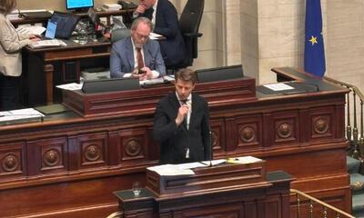 Axel Ronse aan het woord tijdens het investituurdebat