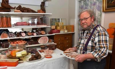 Laurent Geers bij zijn kunstwerk
