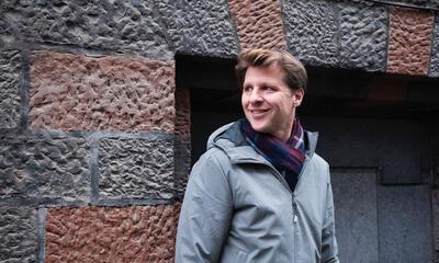 Axel Ronse kijkt in de verte