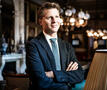 Axel Ronse met gekruiste armen