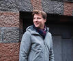 Axel Ronse kijkt in de verte