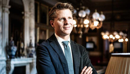 Axel Ronse met gekruiste armen